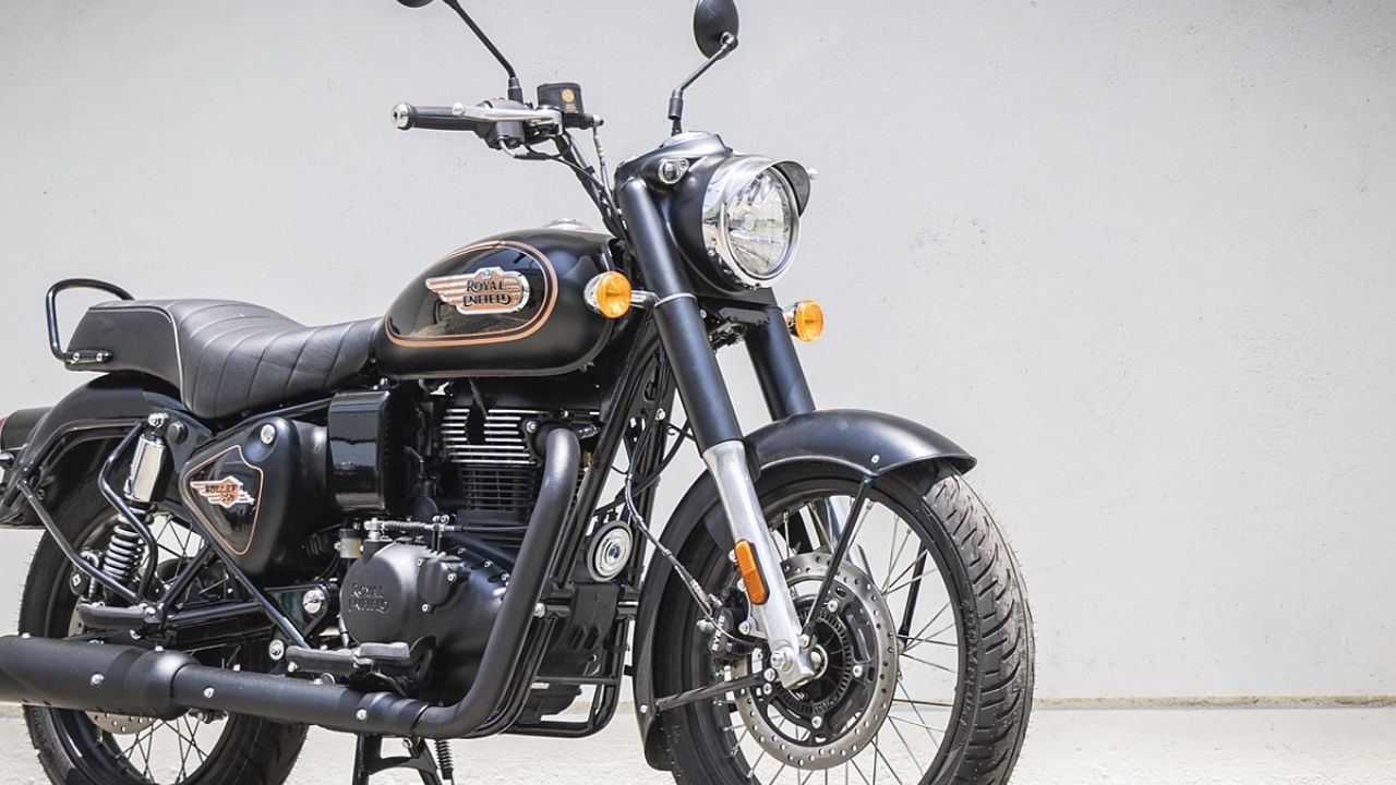 A image of beatifull Royal Enfield bullet 350 2024 model in a balack colour