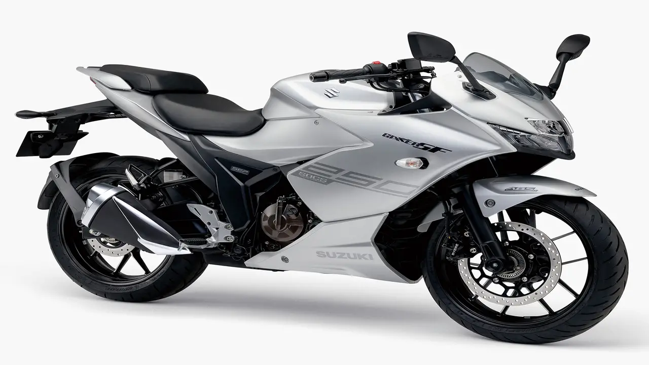 A image of Suzuki Gixxer SF250 which is in silver and balack colour with fully white background