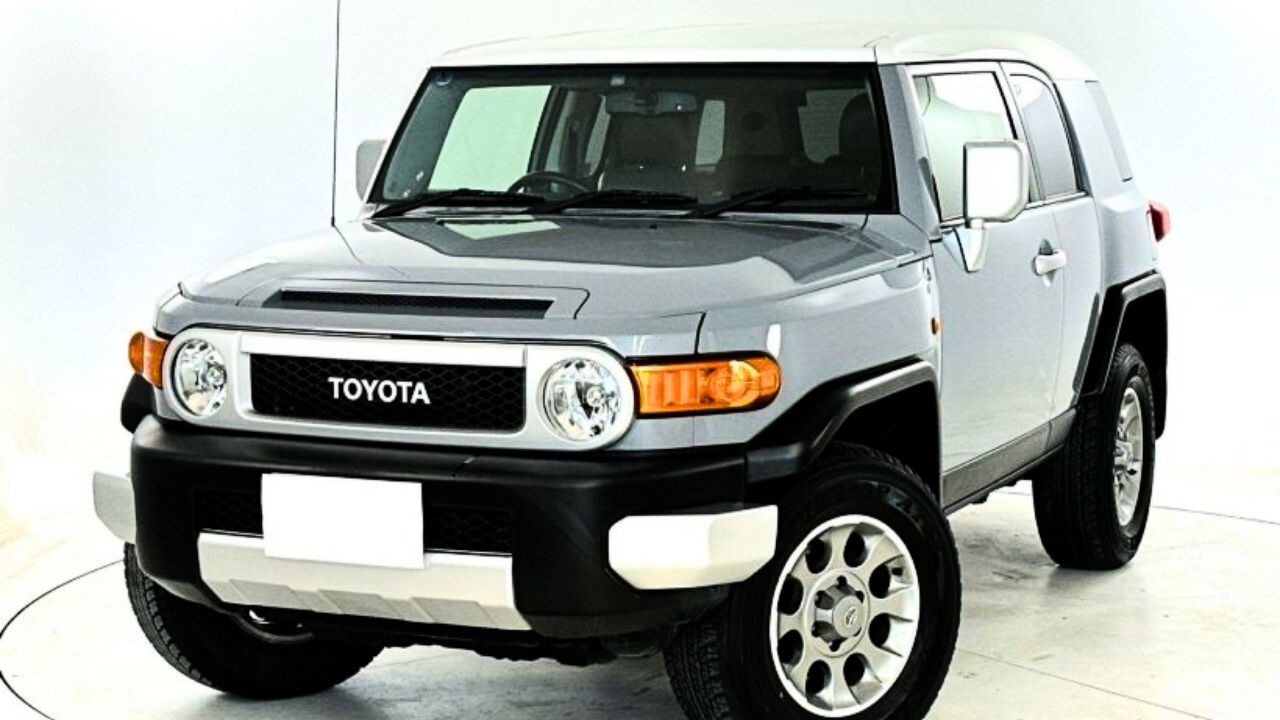 A image of Toyota FJ Cruiser in silver colour