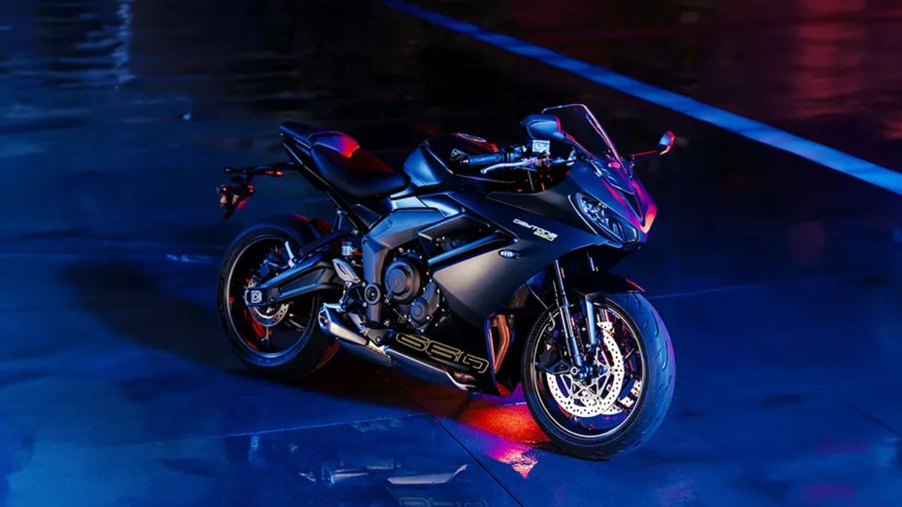 A image of Triumph Daytona 660 in balack colour with a beautifull lighting
